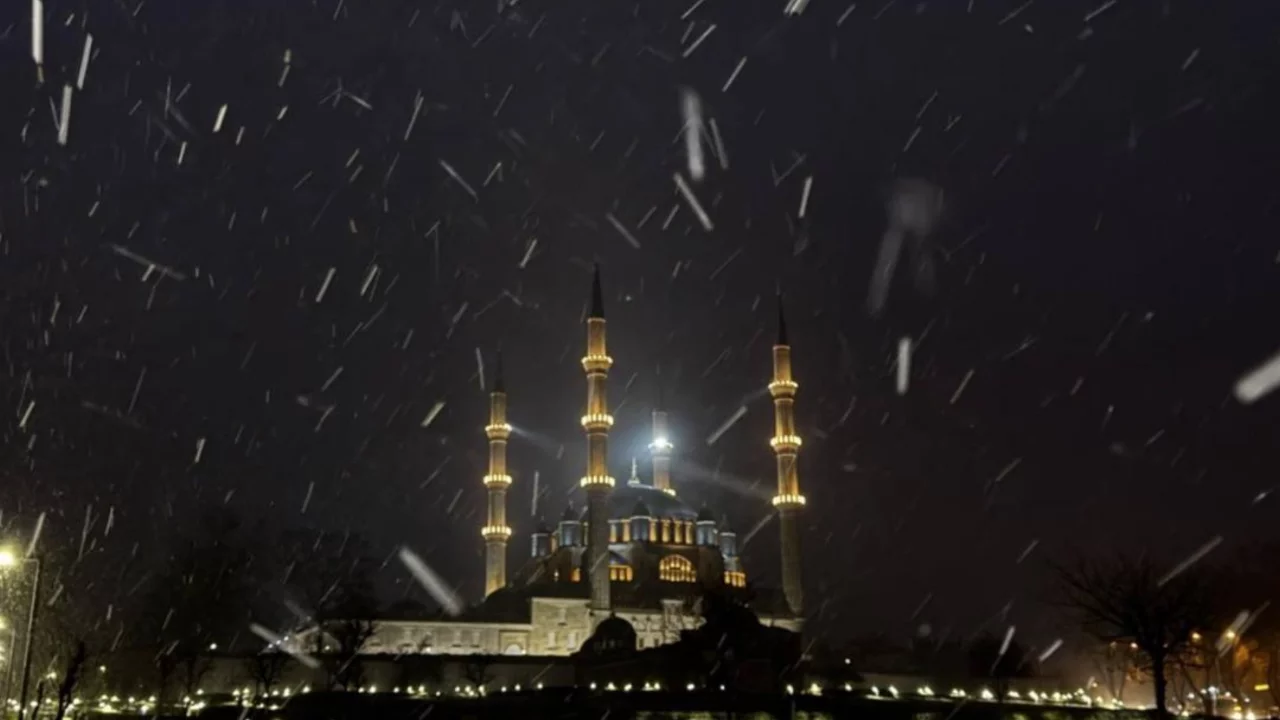 Kar yağışı İstanbul'da başladı! İşte ilk görüntüler... 
