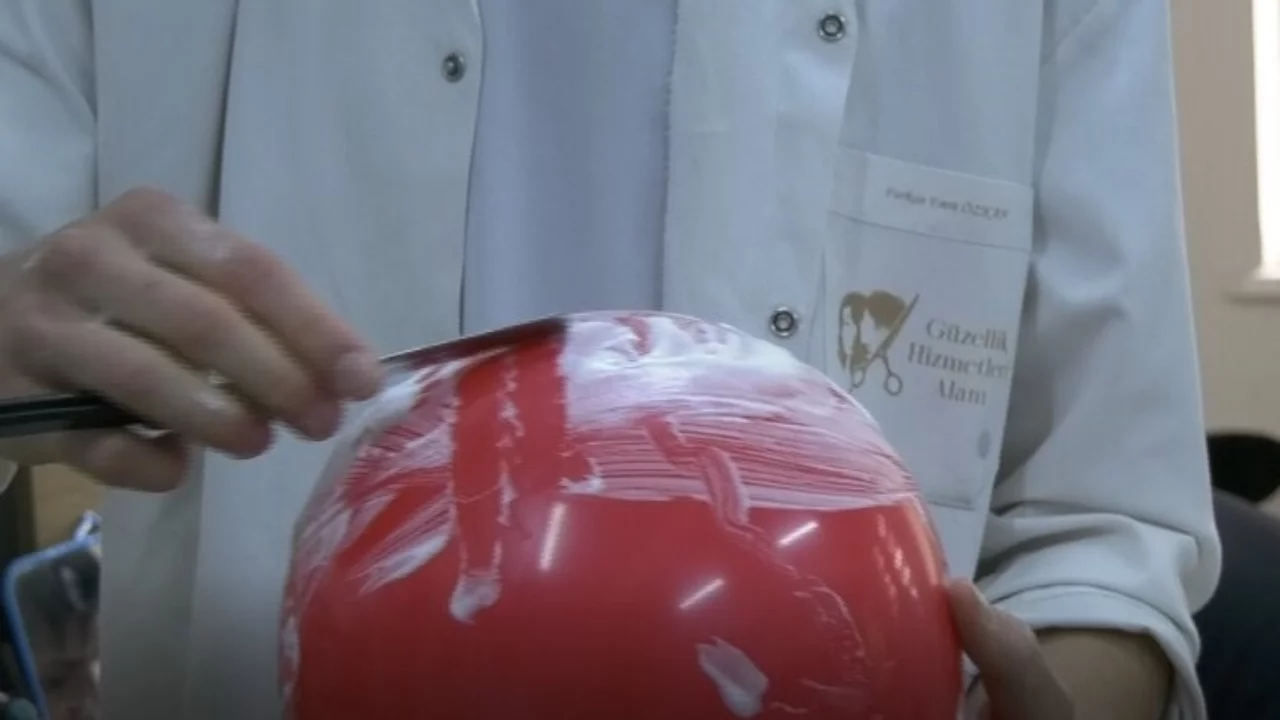 Bursa'da geleceğin ustaları yetişiyor: En büyük hayali bakanı tıraş etmek!