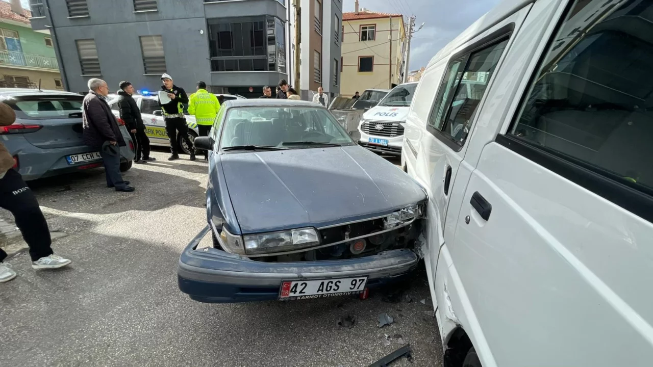 Ehliyetsiz 4 çocuk polis kovalamacasında kaza yaptı