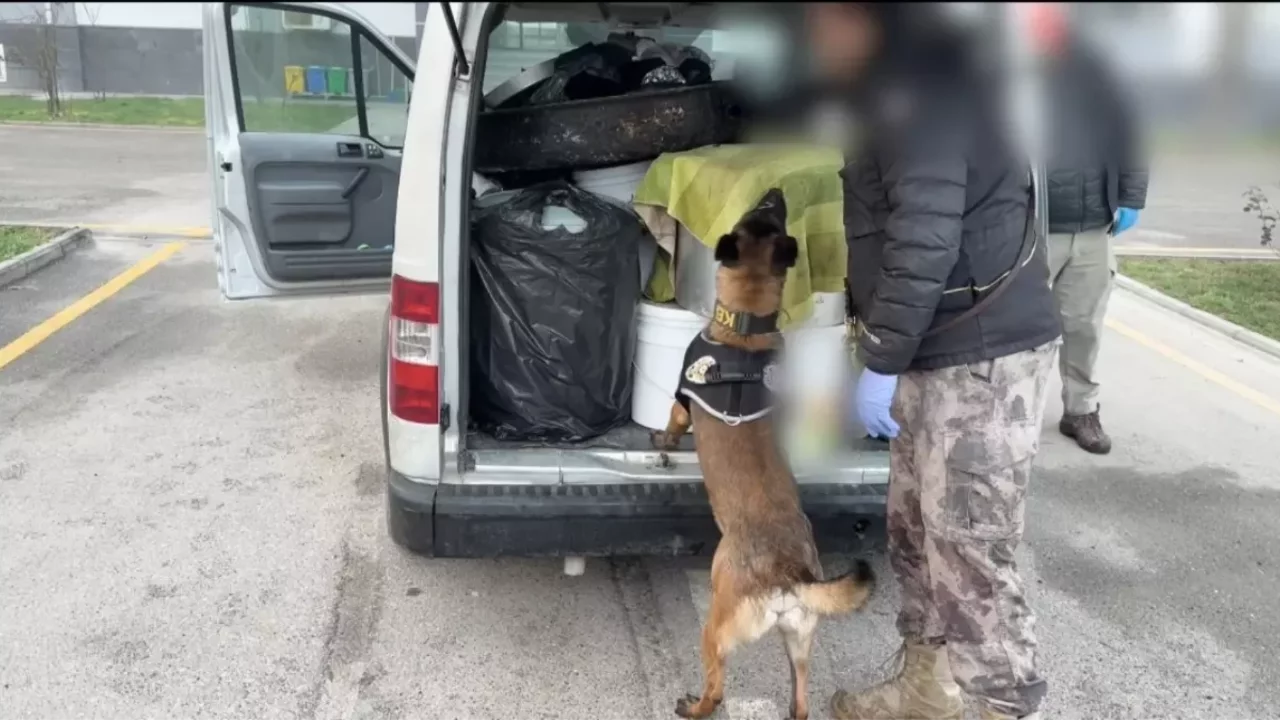 Kızartma yağlarının içine zulalanmış kilo kilo uyuşturucu bulundu