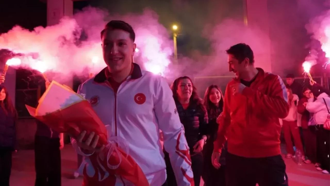 Altın madalyalı kick boks şampiyonu Yiğit Erdoğan Bolu'da karşılandı