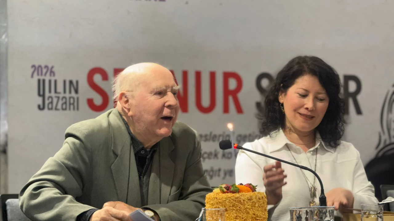 Bursa'da yılın yazarı Sennur Sezer oldu