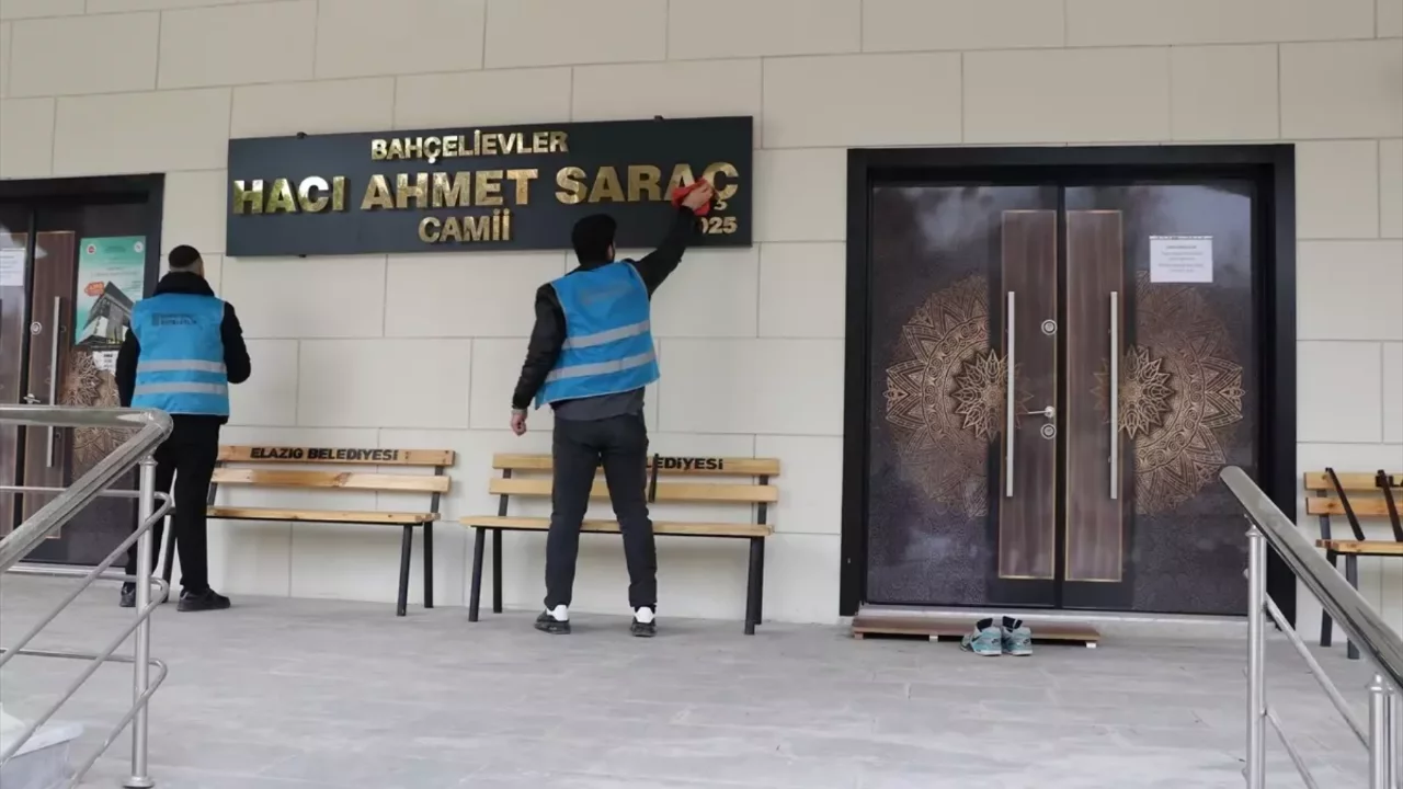 Elazığ'da yükümlüler Ramazan için camileri temizliyor