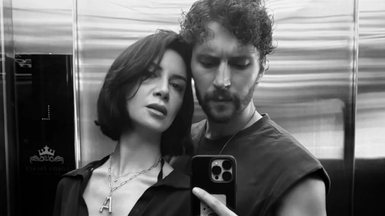  Ahu Yağtu ve Bora Cengiz'den romantik asansör pozu