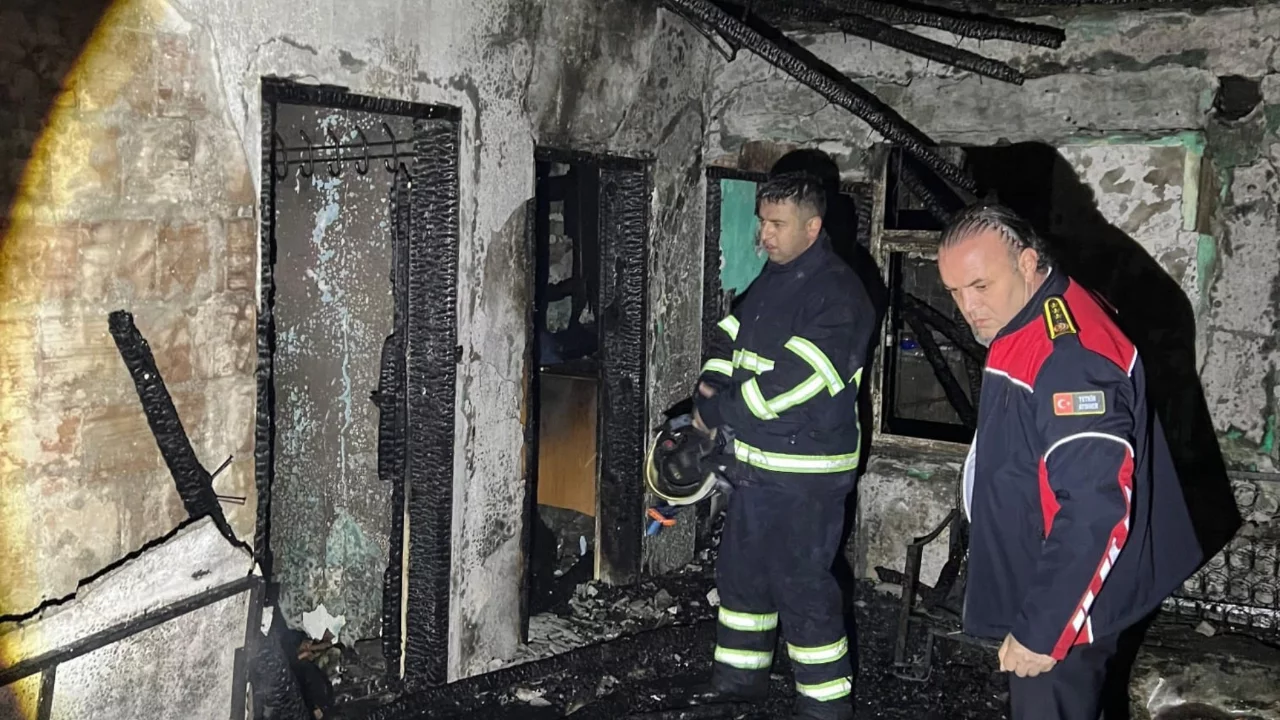 Kayad&uuml;z&uuml; k&ouml;y&uuml;nde &ccedil;ıkan yangında 92 yaşındaki kadın hayatını kaybetti, ev k&uuml;l oldu