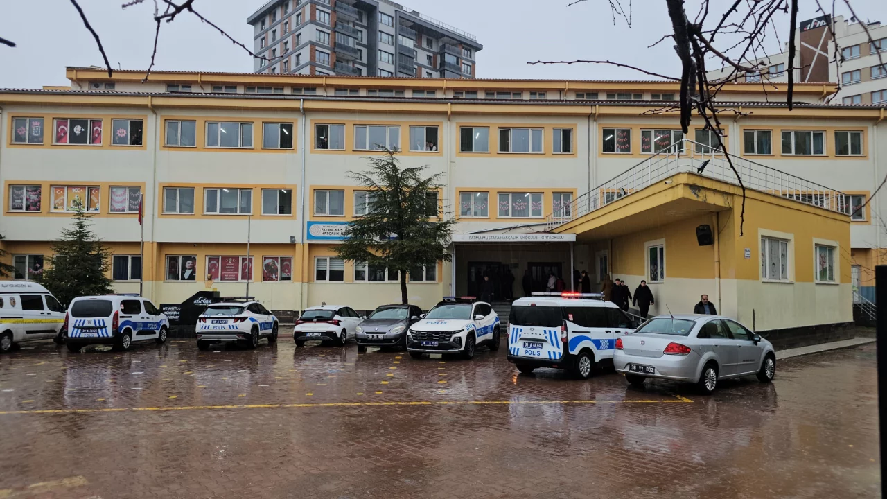 Ortaokulda bı&ccedil;aklı kavga: 1 &ouml;ğrenci yaralı