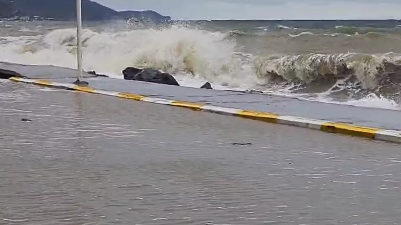 Yalova'da fırtınada dev dalgalar Esenk&ouml;y kıyılarını d&ouml;vd&uuml;