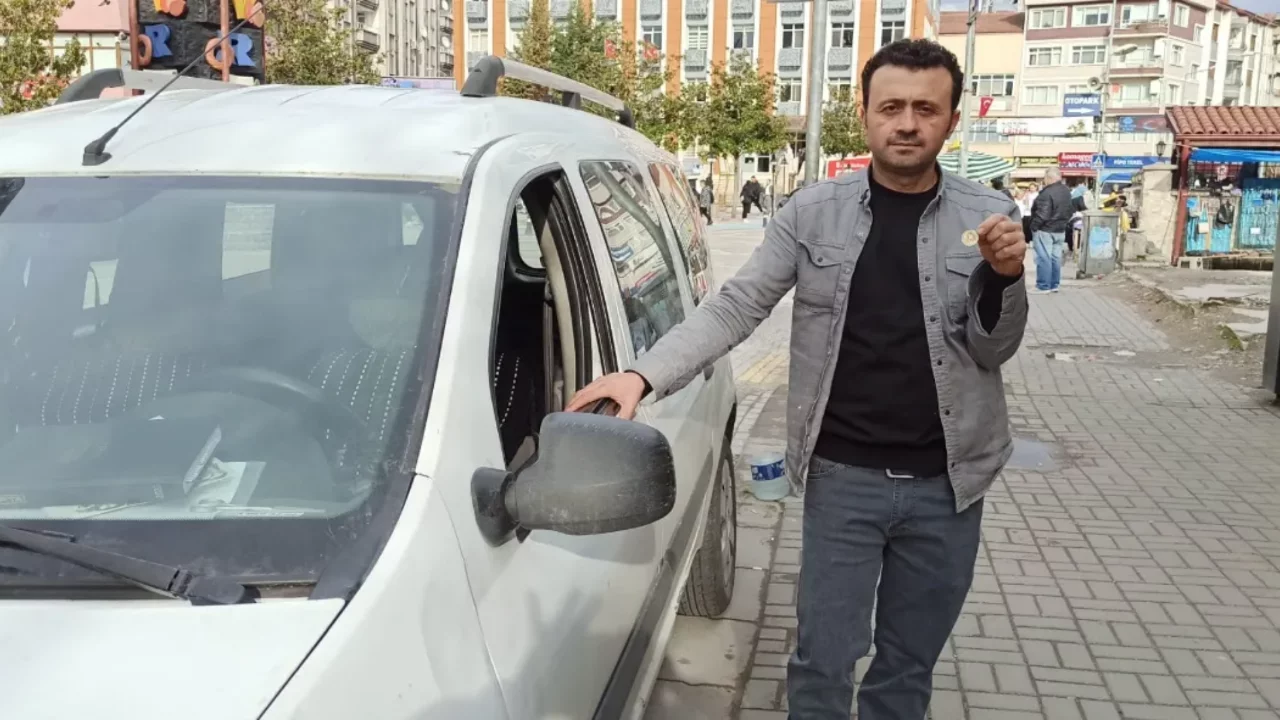 2012 model aracını satışa &ccedil;ıkardı! Para değil, altın istiyor