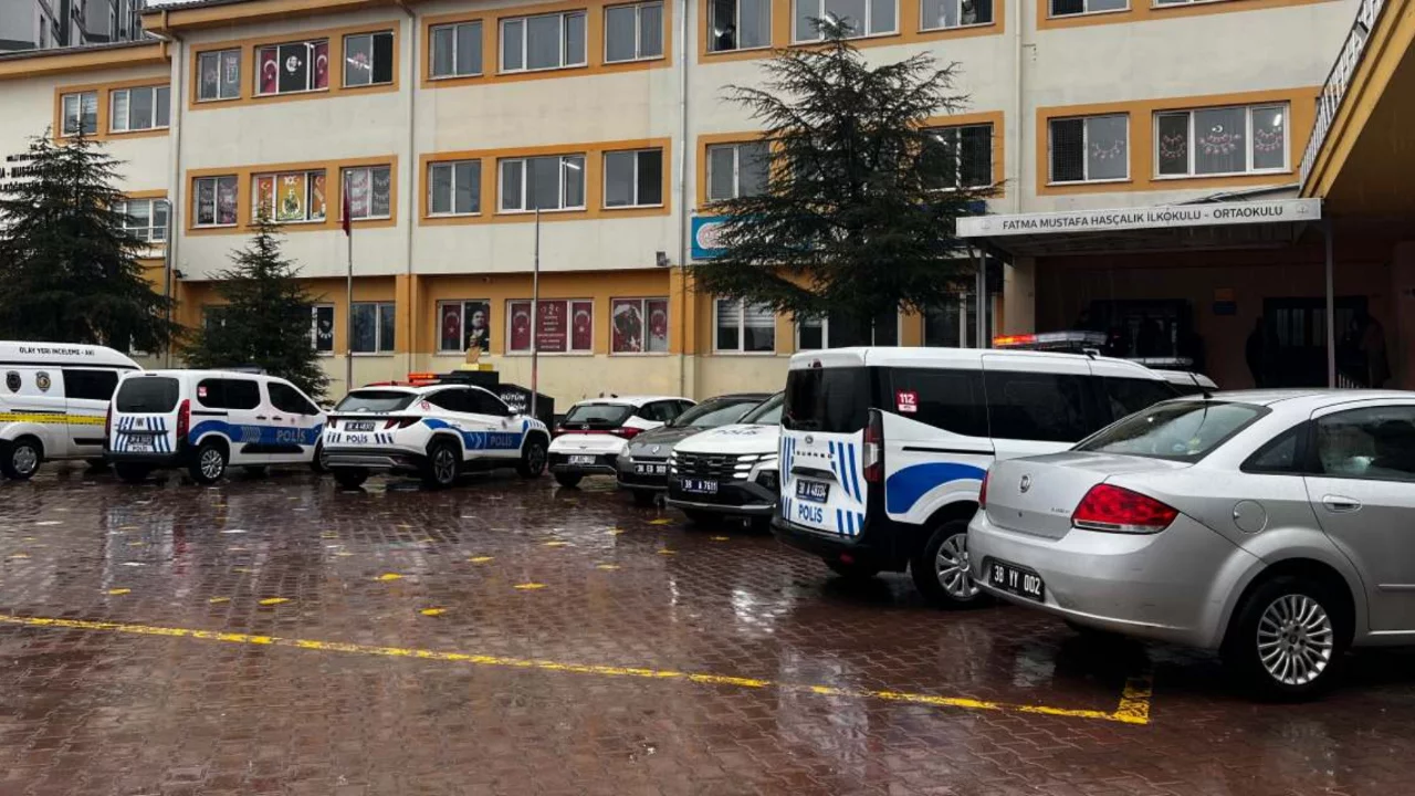 Ortaokulda bı&ccedil;aklı kavga! 1 &ouml;ğrenci yaralı