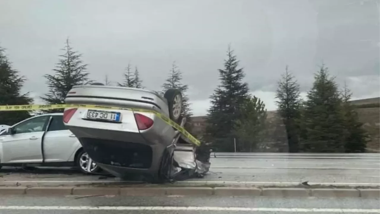 Eskişehir'de otomobiller &ccedil;arpıştı; 1 &ouml;l&uuml;, 1 yaralı