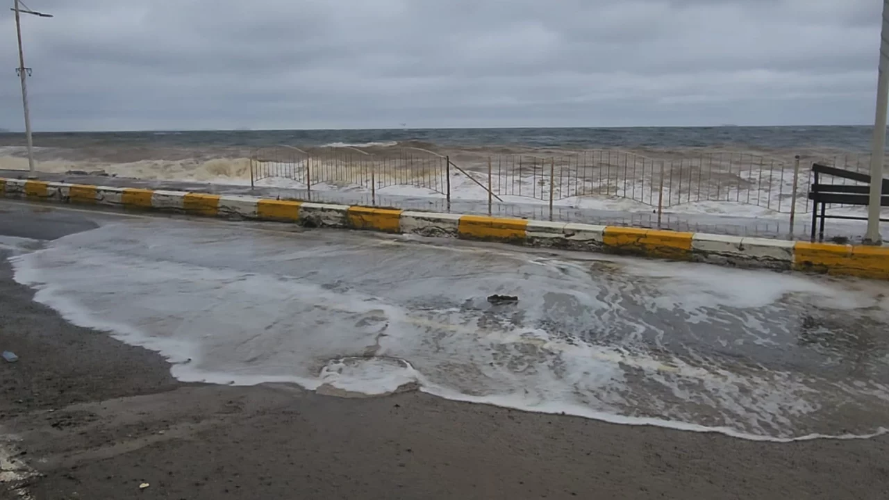 Yalova'da fırtına; deniz taştı, balıkçı barınakları zarar gördü
