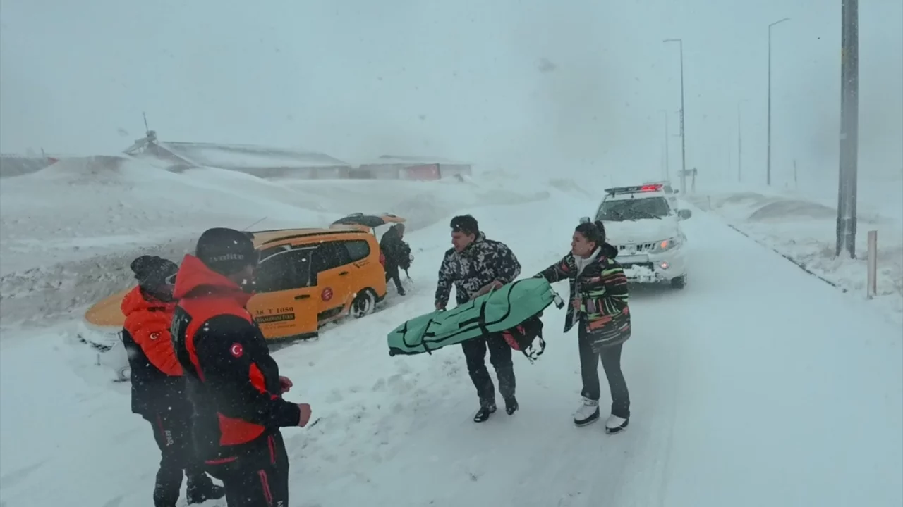Erciyes'te mahsur kalan 12 kişiyi AFAD kurtardı