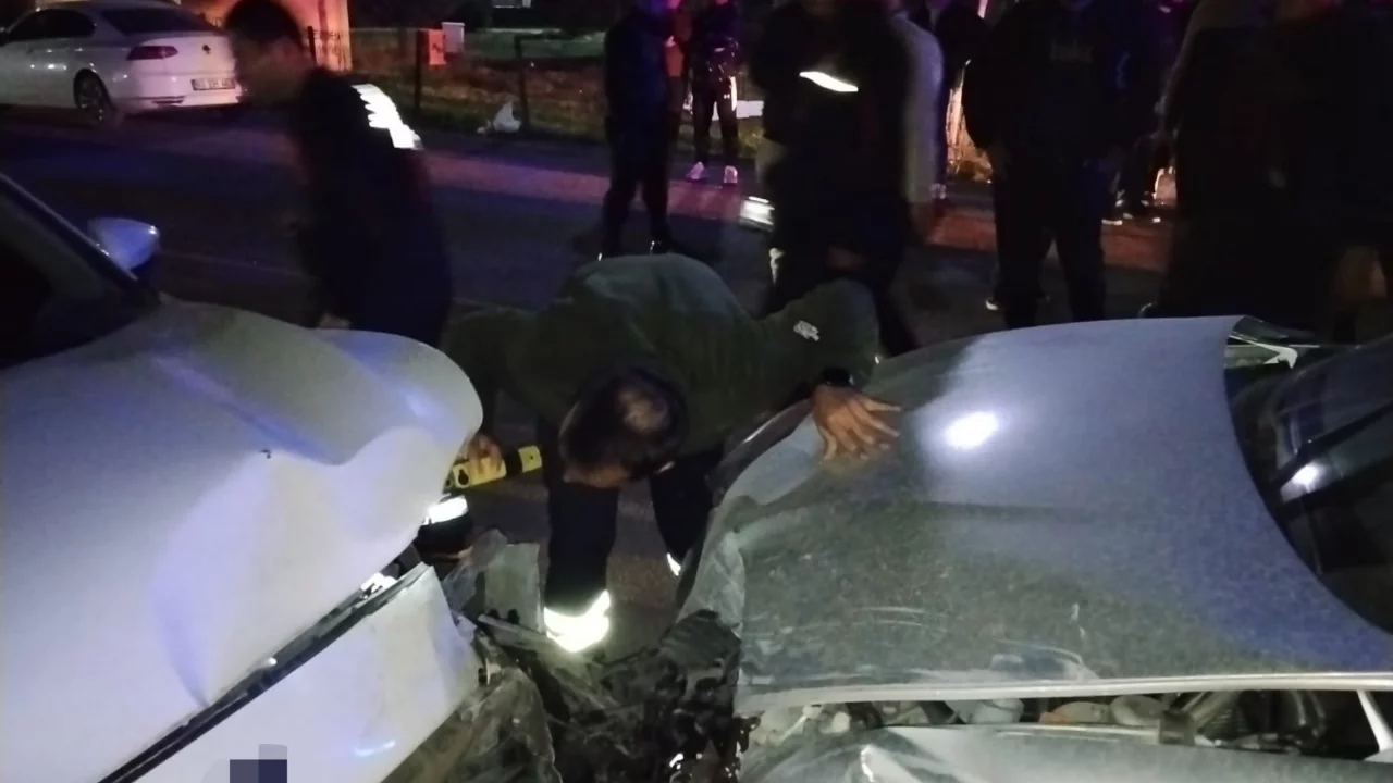 Mardin'de iki otomobil &ccedil;arpıştı, 6 kişi yaralandı