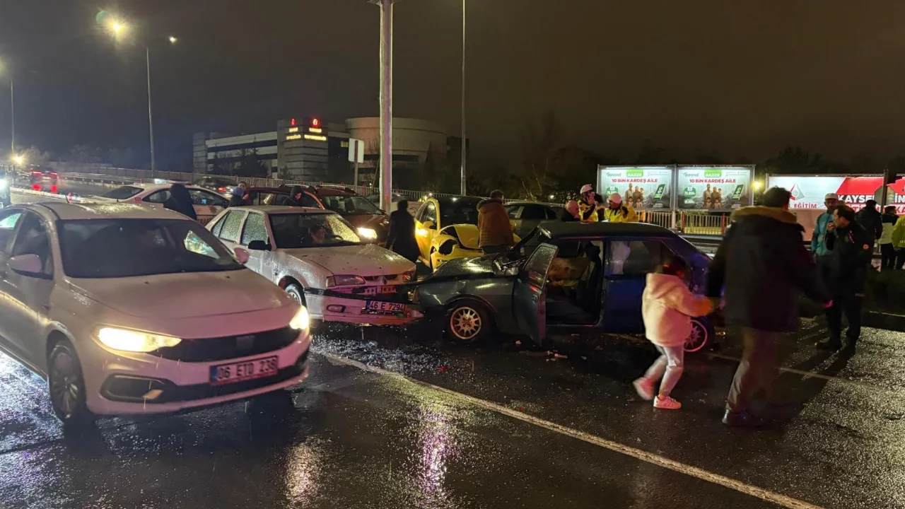 Kayseri'de otomobil kırmızı ışıkta bekleyen 5 araca çarptı: 2 yaralı