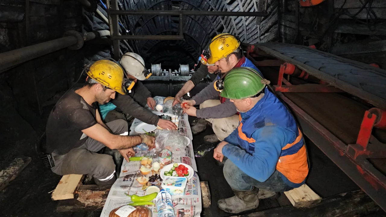 Madencilerin yerin 120 metre altında ilk sahur heyecanı