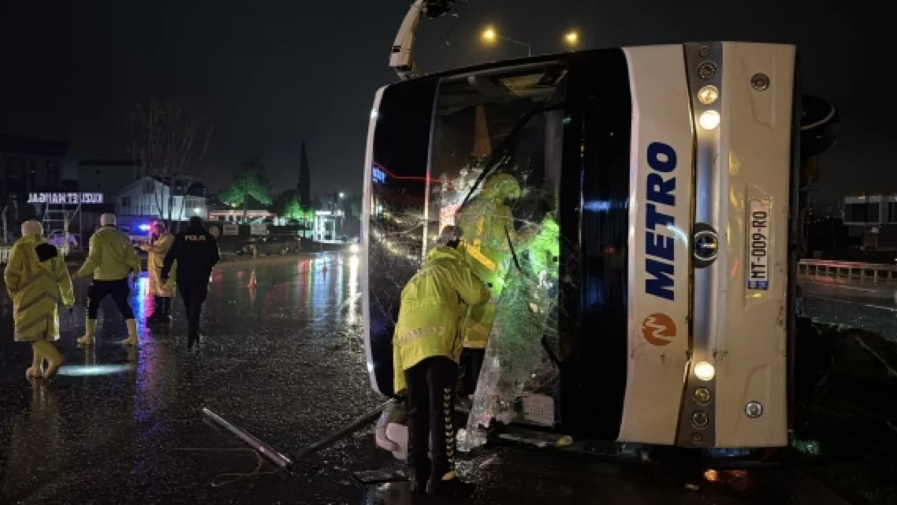 Samsun'da yolcu otob&uuml;s&uuml; devrildi: 7 yaralı