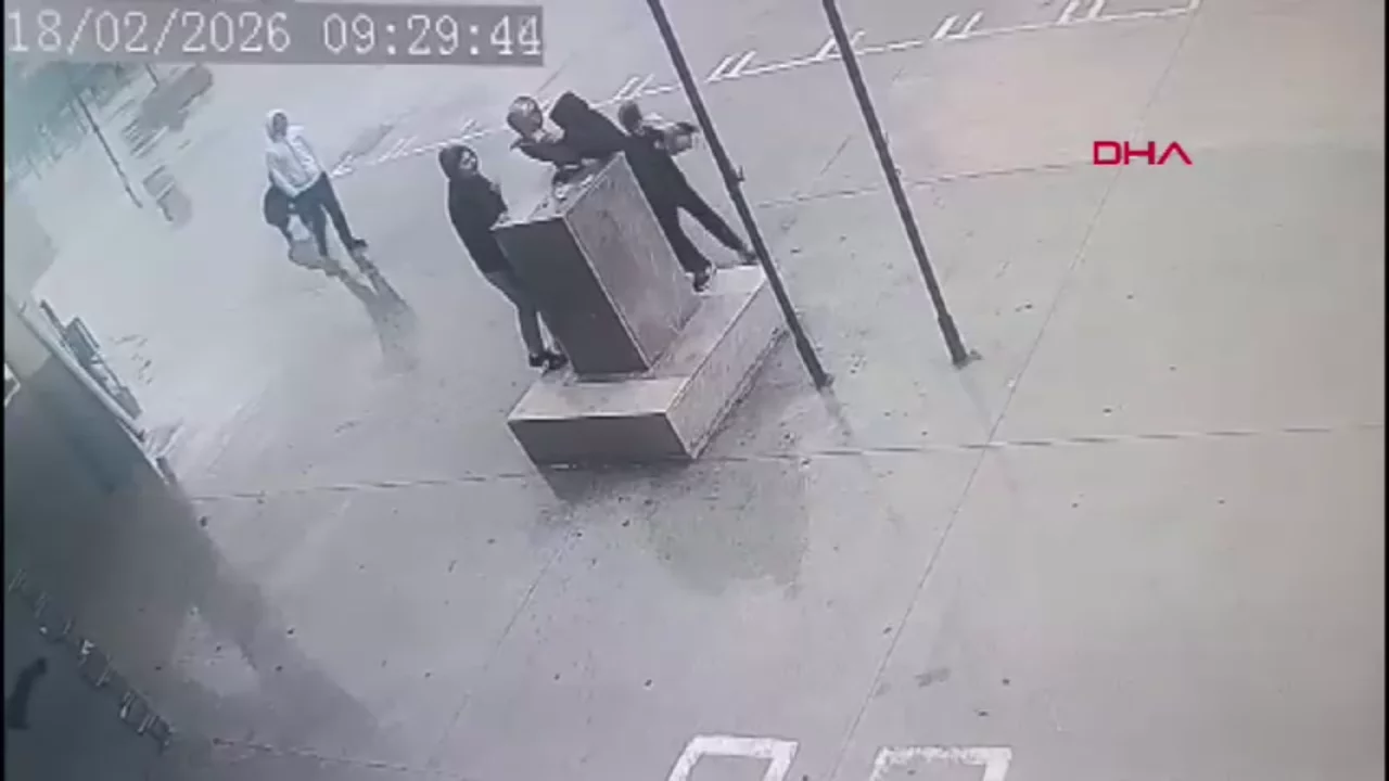 Fırtına dehşetinde 4 öğrenciden Atatürk büstünü kurtarma anı kamerada!