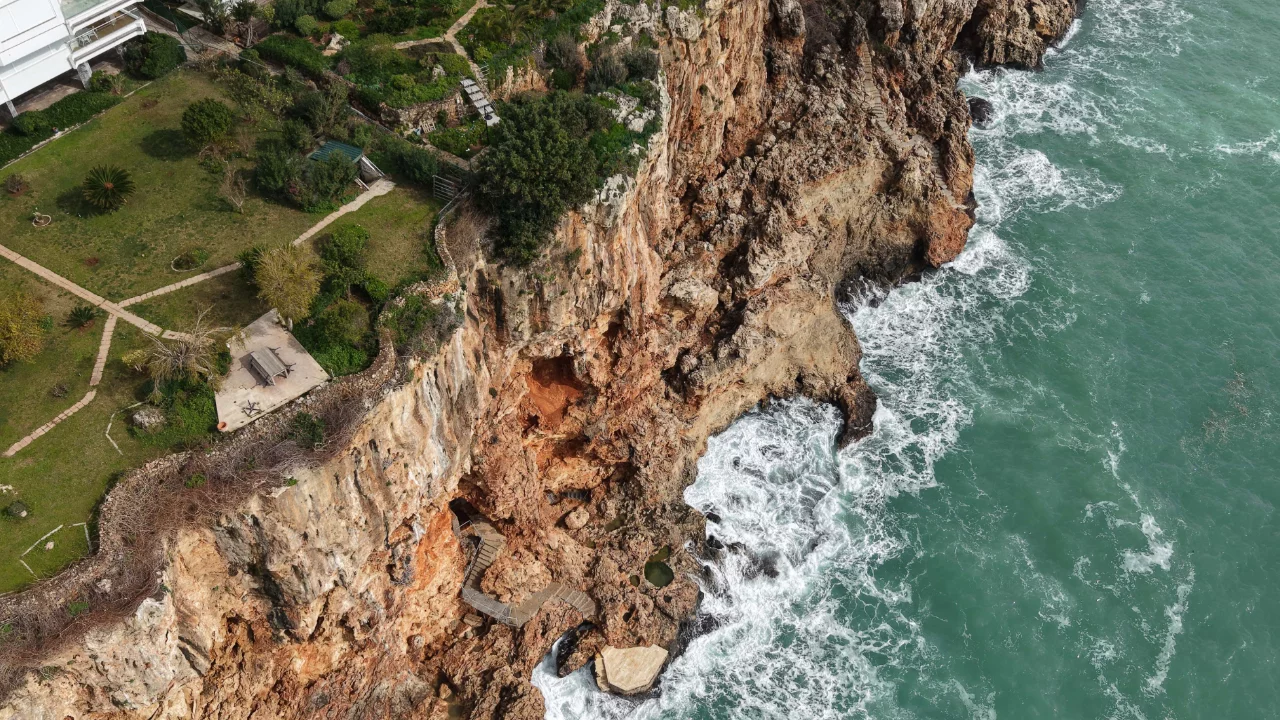 Antalya Konyaaltı falezlerinde kaçak betonarme baraka ve özel asansör mühürlendi