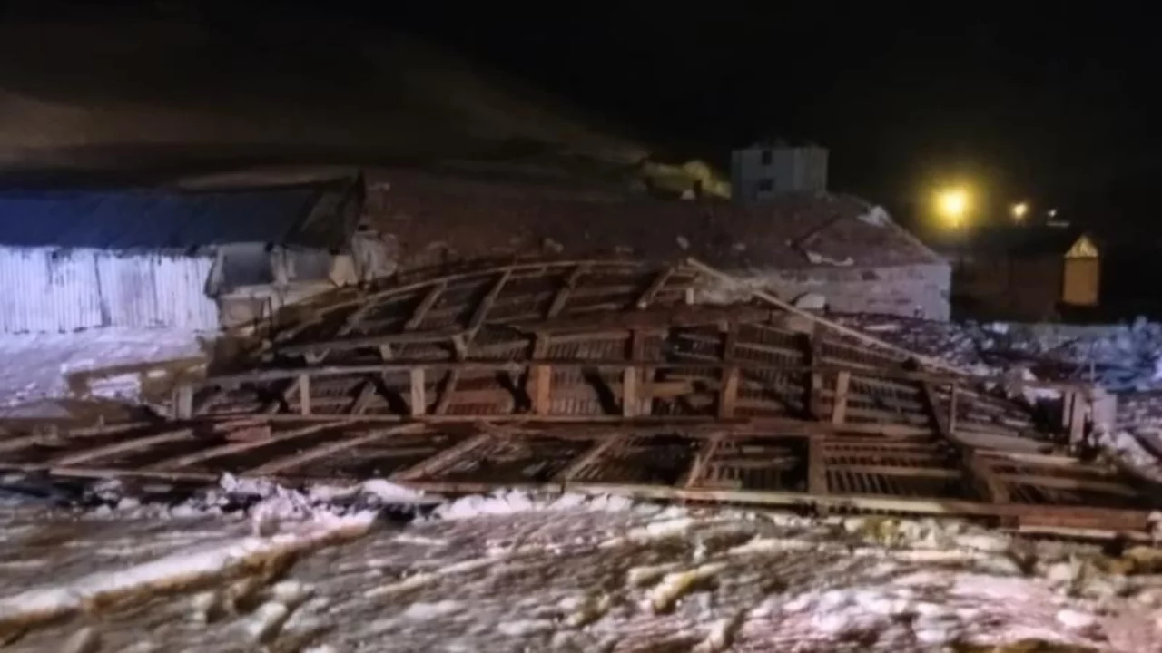 Ardahan'da şiddetli r&uuml;zgar: &Ccedil;atılar u&ccedil;tu