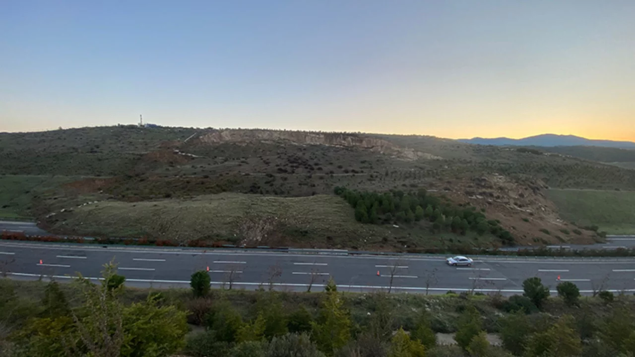 Toprak kayması nedeniyle kapanan İstanbul-İzmir yolu a&ccedil;ıldı