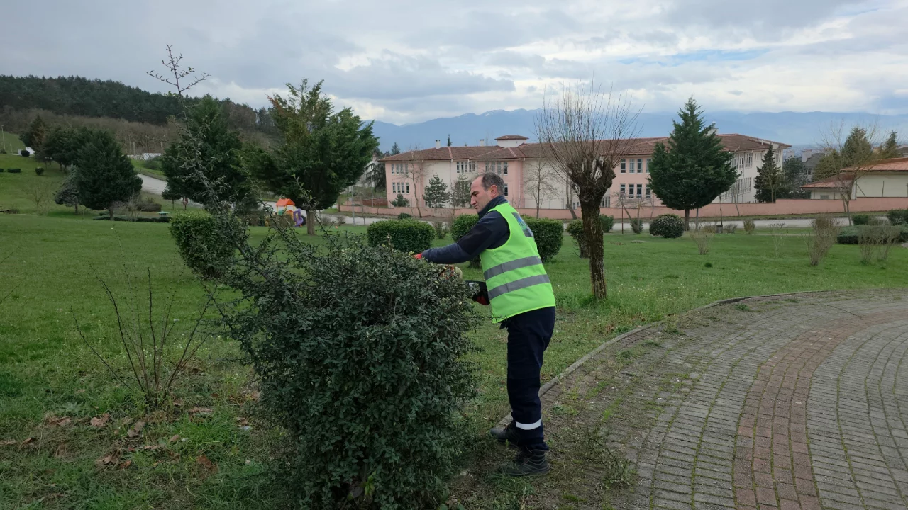 Temizlik iş&ccedil;isi, &ccedil;alılıklar arasında bulduğu T&uuml;rk bayrağını yerde bırakmadı