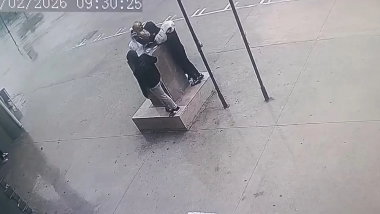 Fırtınada d&uuml;şmek &uuml;zere olan Atat&uuml;rk b&uuml;st&uuml;n&uuml; &ouml;ğrenciler korudu