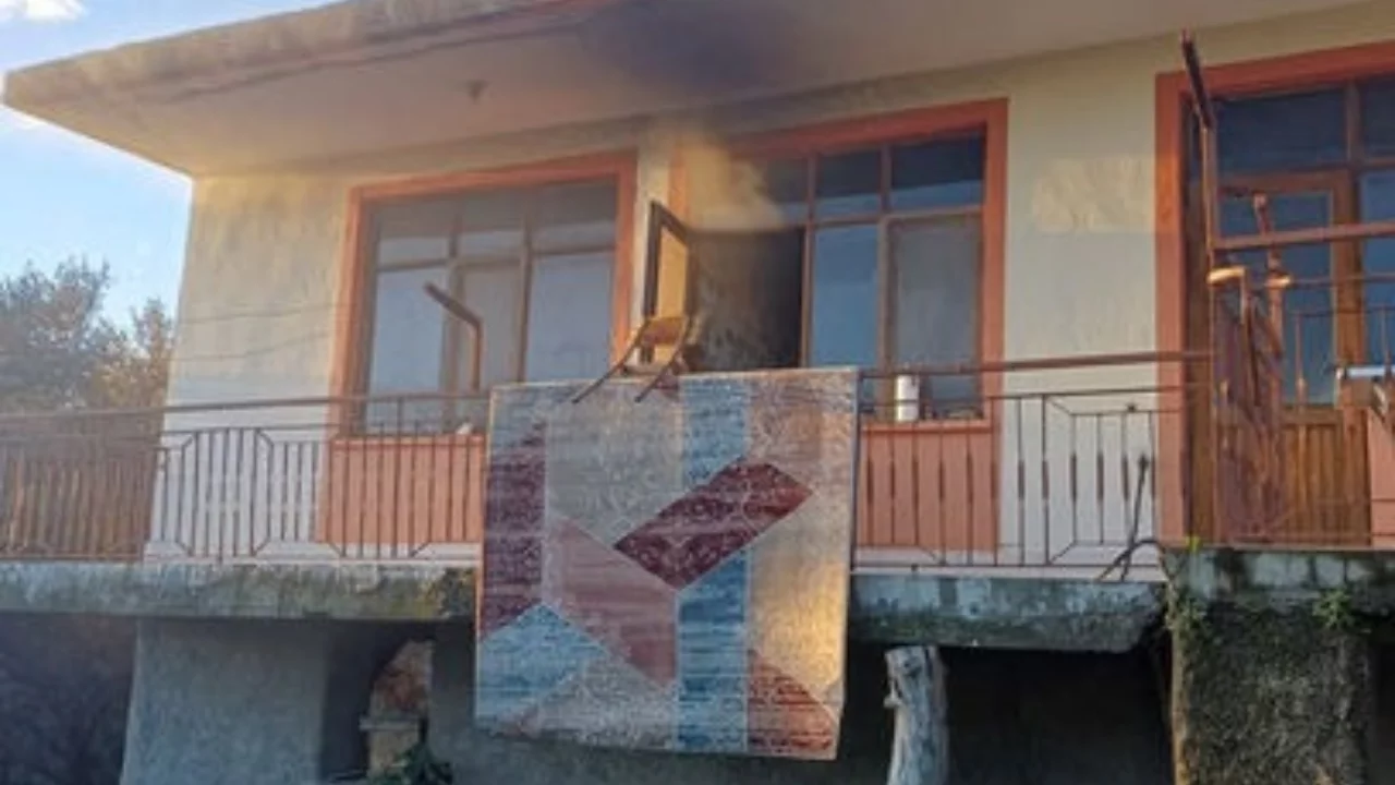 Evde &ccedil;ıkan yangında yaşlı kadın can verdi!
