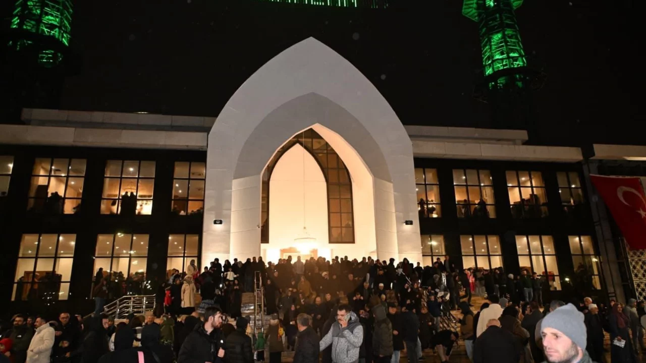 3 bin kişilik cami ilk teravihle hizmete girdi
