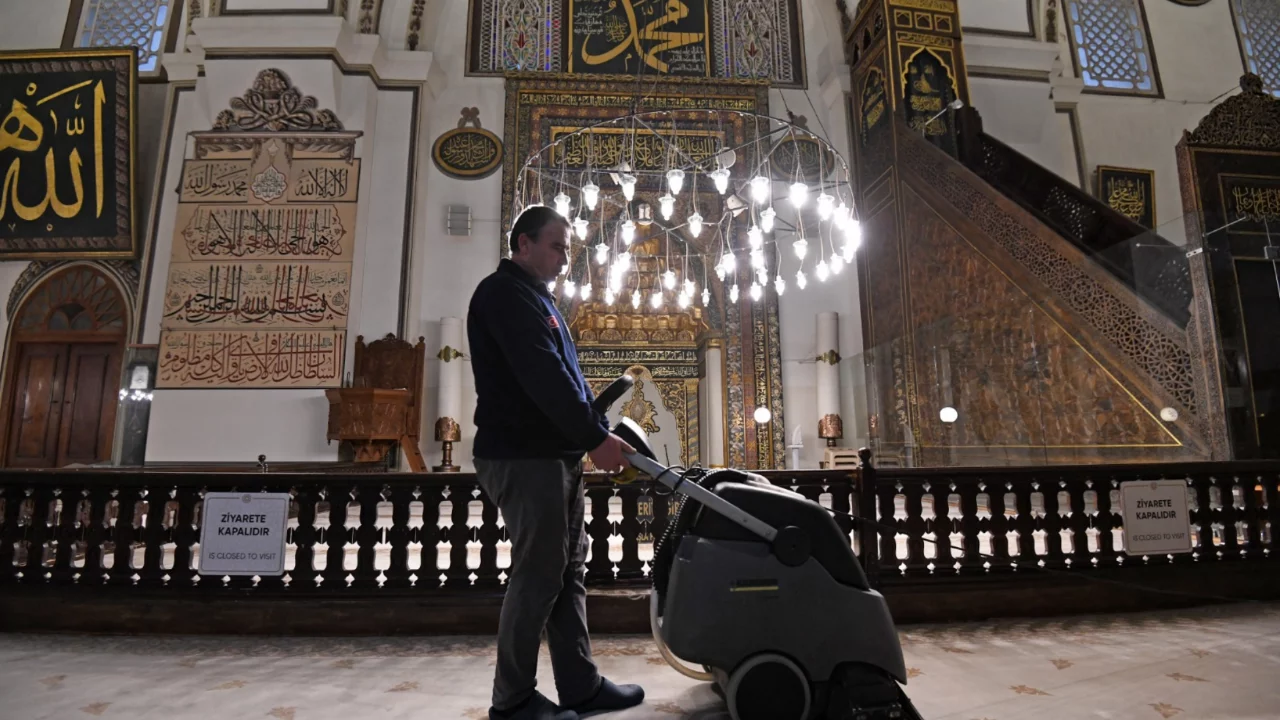 Ulu Camii Ramazan teravihlerine hazır
