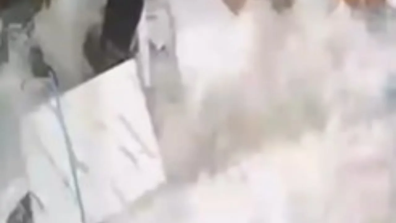 Alanya'da dalgalar balık lokantasını bastı