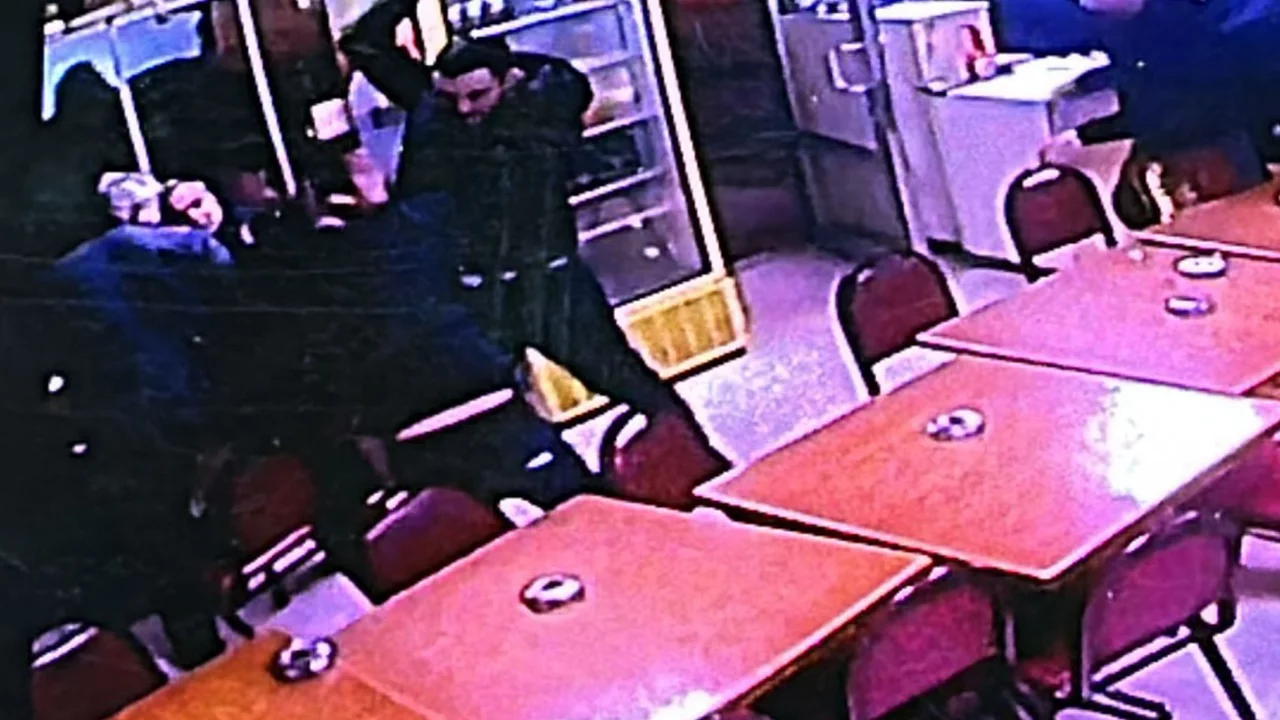 Çayevinde bıçaklı saldırı kamerada