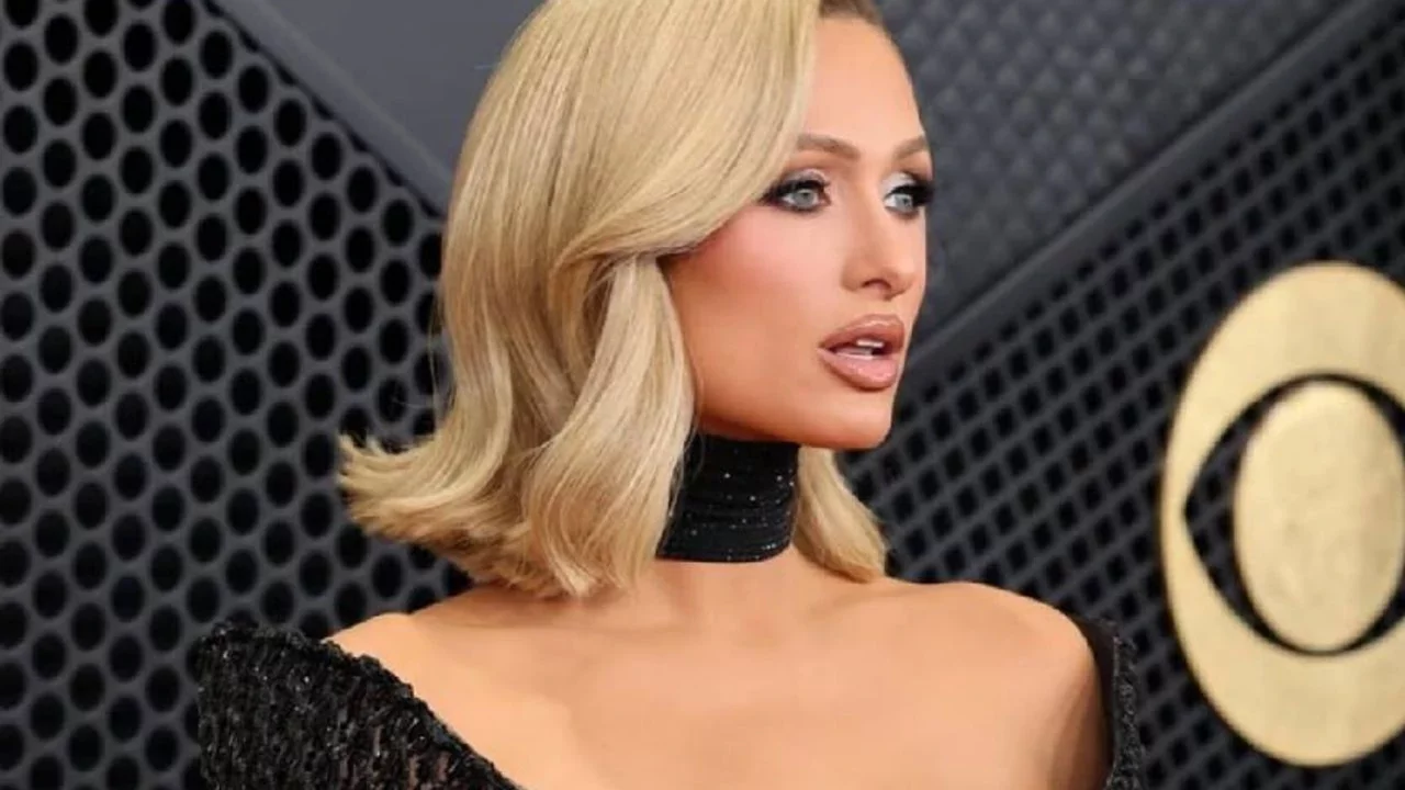 Eşi diz çökerek yeniden evlenme teklif eden Paris Hilton uçtu