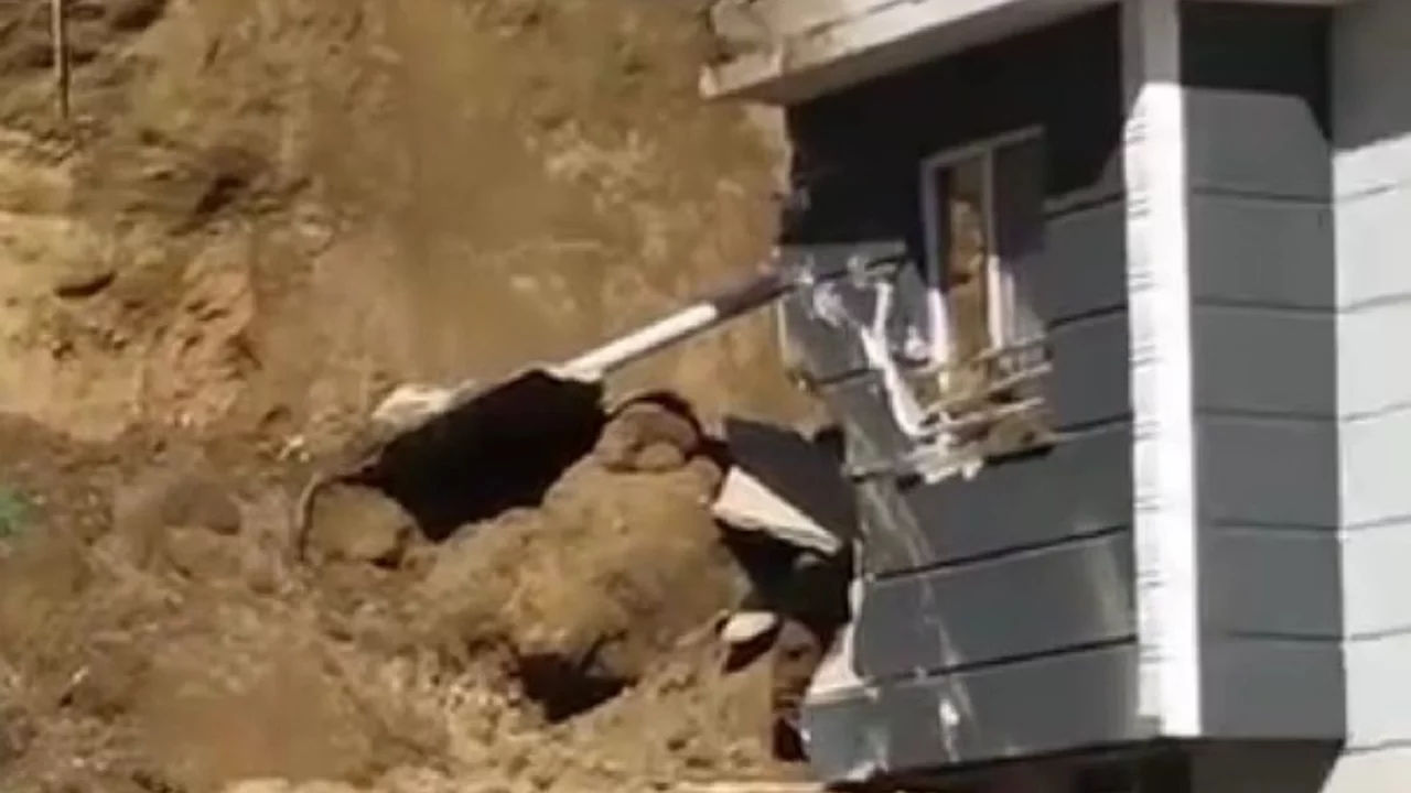 İnşaat kazısından kopan kaya bitişik binanın &uuml;zerine d&uuml;şt&uuml;