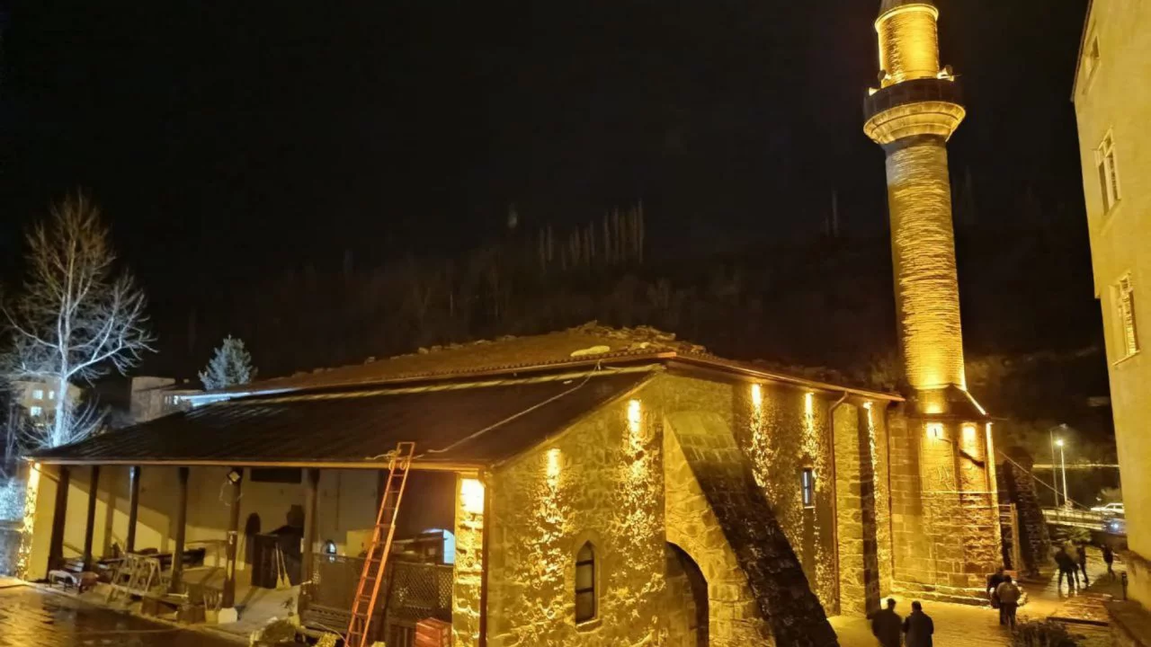881 yıllık tarihi cami Osmanlı hamam sistemiyle ısıtılıyor