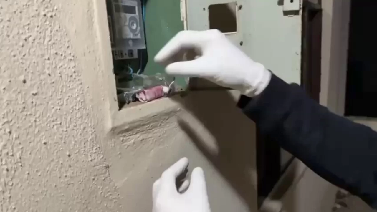 Otomobil ve elektrik panosuna zulalanan uyuşturucuları polis buldu