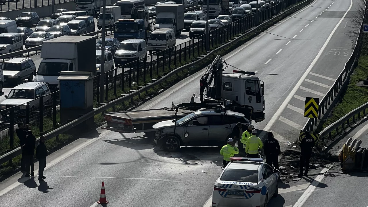 Cip ref&uuml;je &ccedil;arptı: Ara&ccedil;ta sıkışan s&uuml;r&uuml;c&uuml; yaralandı