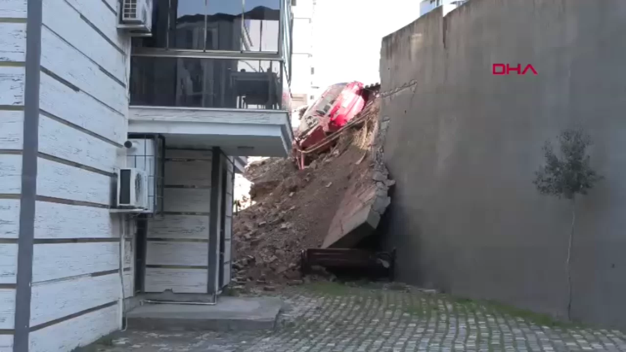 Menemen'de &ccedil;&ouml;ken istinat duvarı, dava konusu olmuş; riskler raporla ortaya konulmuş
