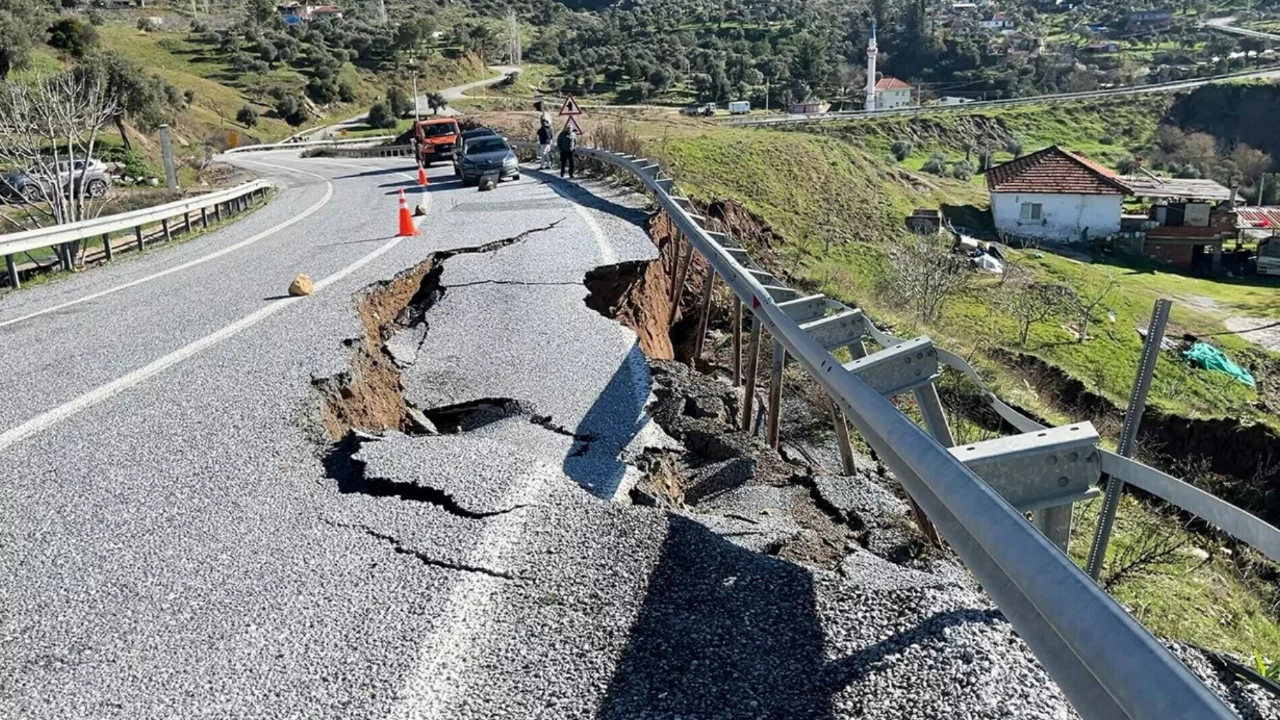 Aydın'da kara yolunda toprak kayması