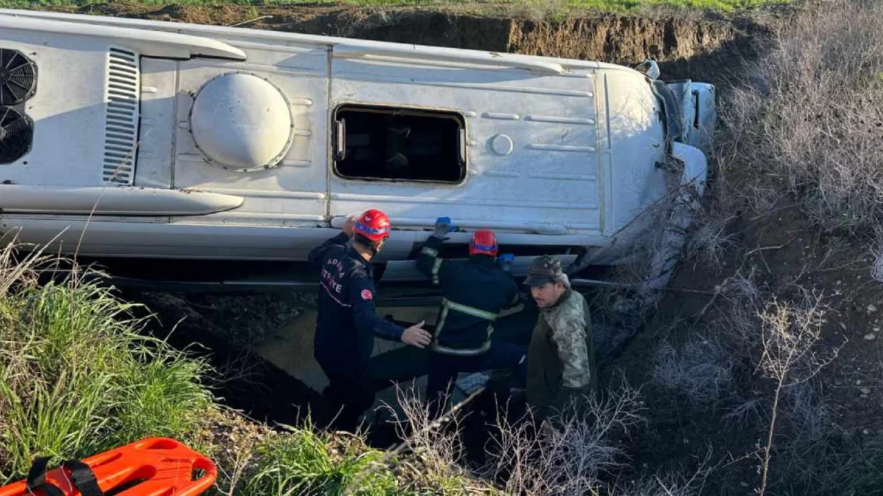 &Ouml;ğrenci servisi dereye u&ccedil;tu: 9 yaralı