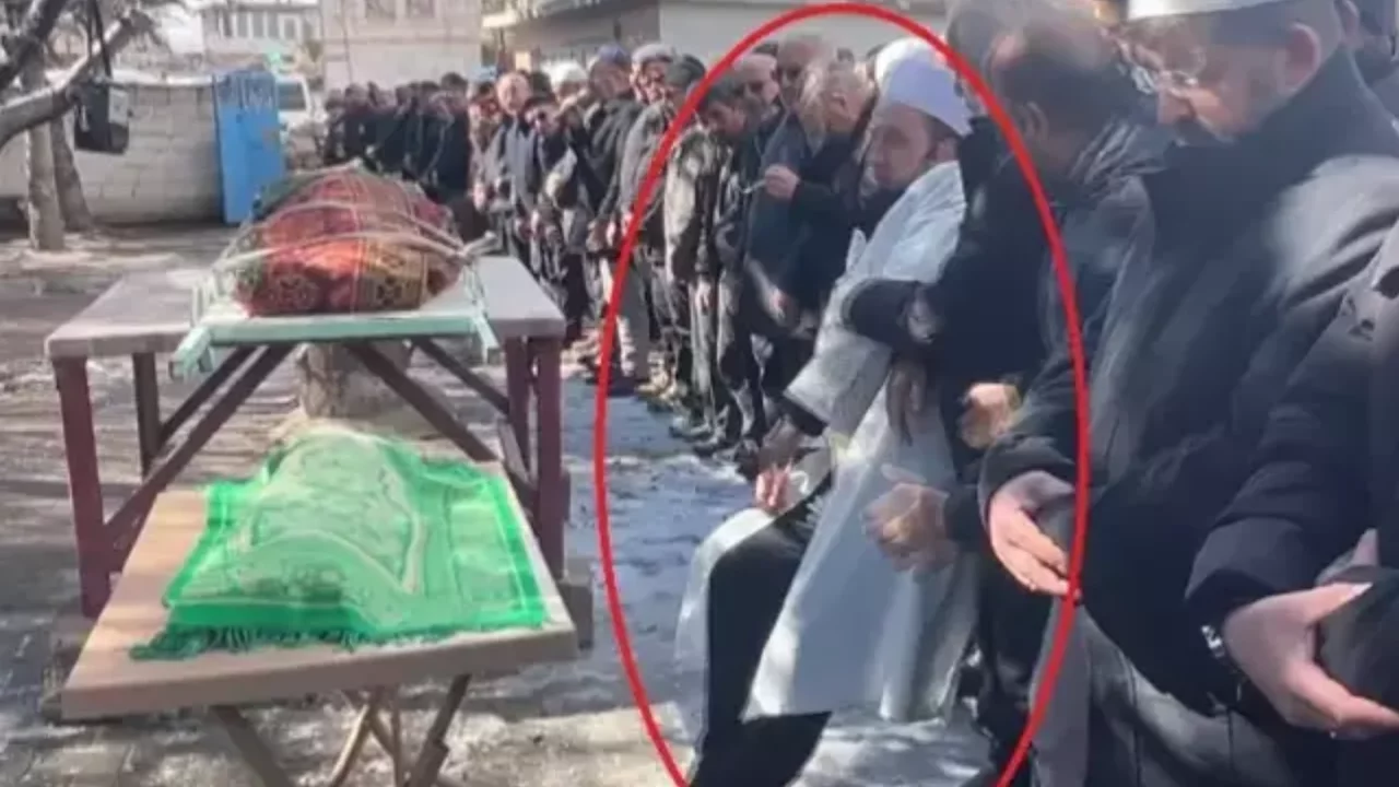 Kahreden olay! İmam cenaze namazını kıldırırken fenalık ge&ccedil;irdi...