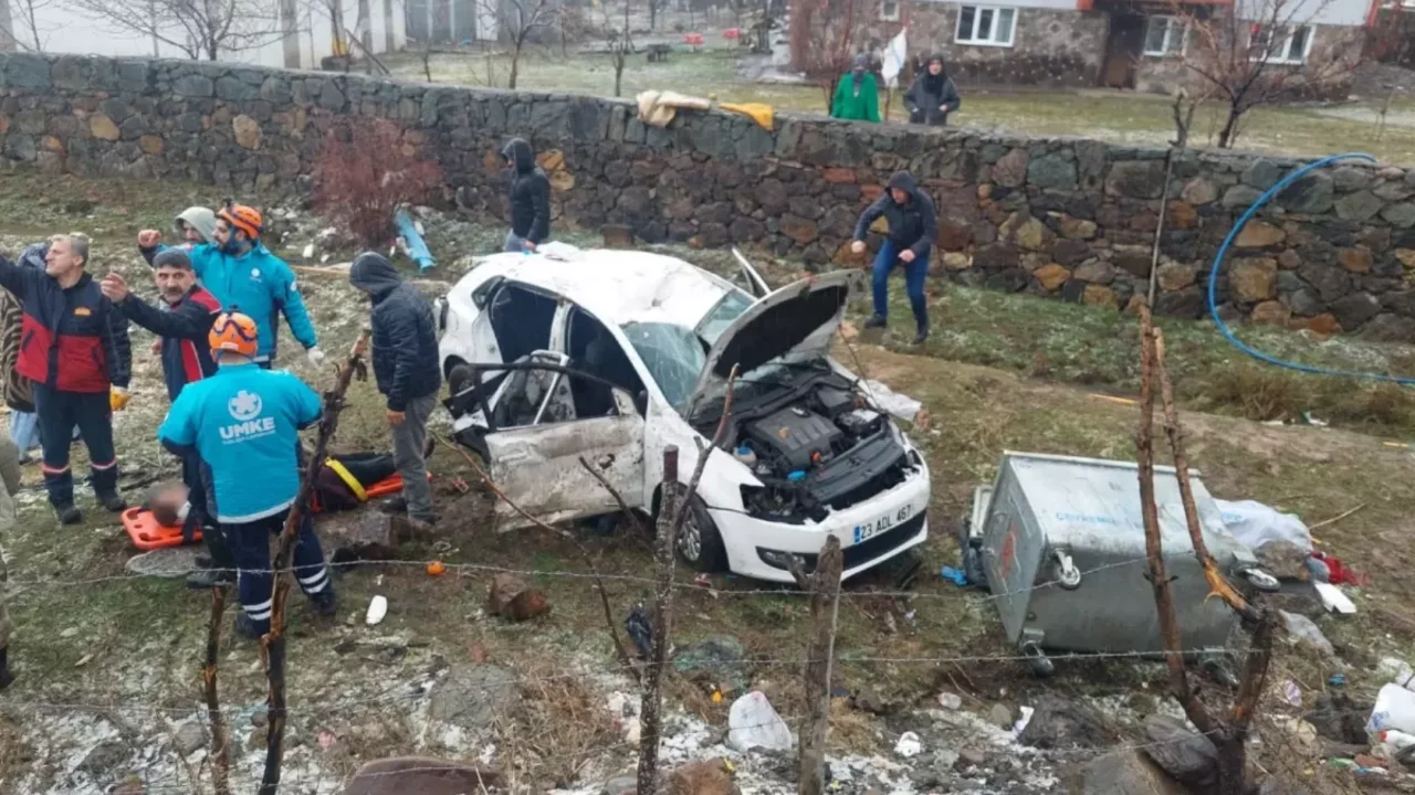 Bing&ouml;l'de otomobil şarampole devrildi: 7 yaralı