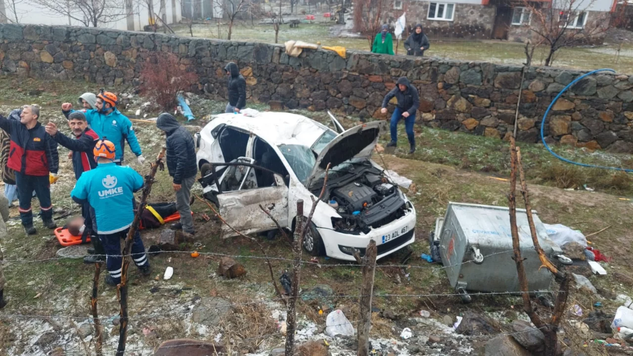 Bing&ouml;l'de otomobil şarampole devrildi: 7 yaralı