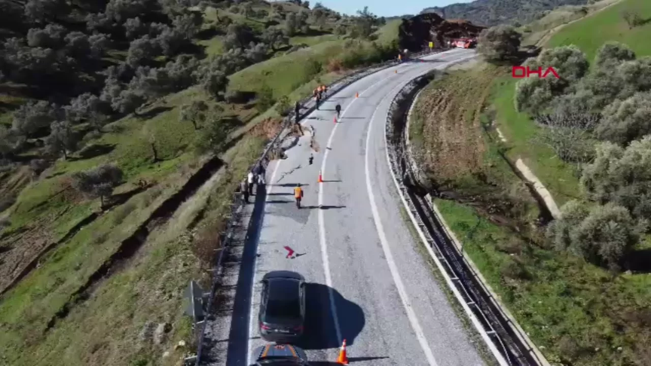 Aydın'da toprak kayması! Kara yolu kısmen &ccedil;&ouml;kt&uuml;