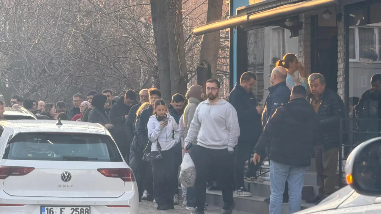Bursa'da Ramazan'ın ilk pidesi için uzun kuyruklar oluştu! 