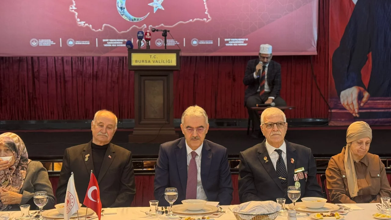 Bursa Valiliği şehit ve gazileri unutmadı!  'Büyük Aile Sofrası' iftarı...