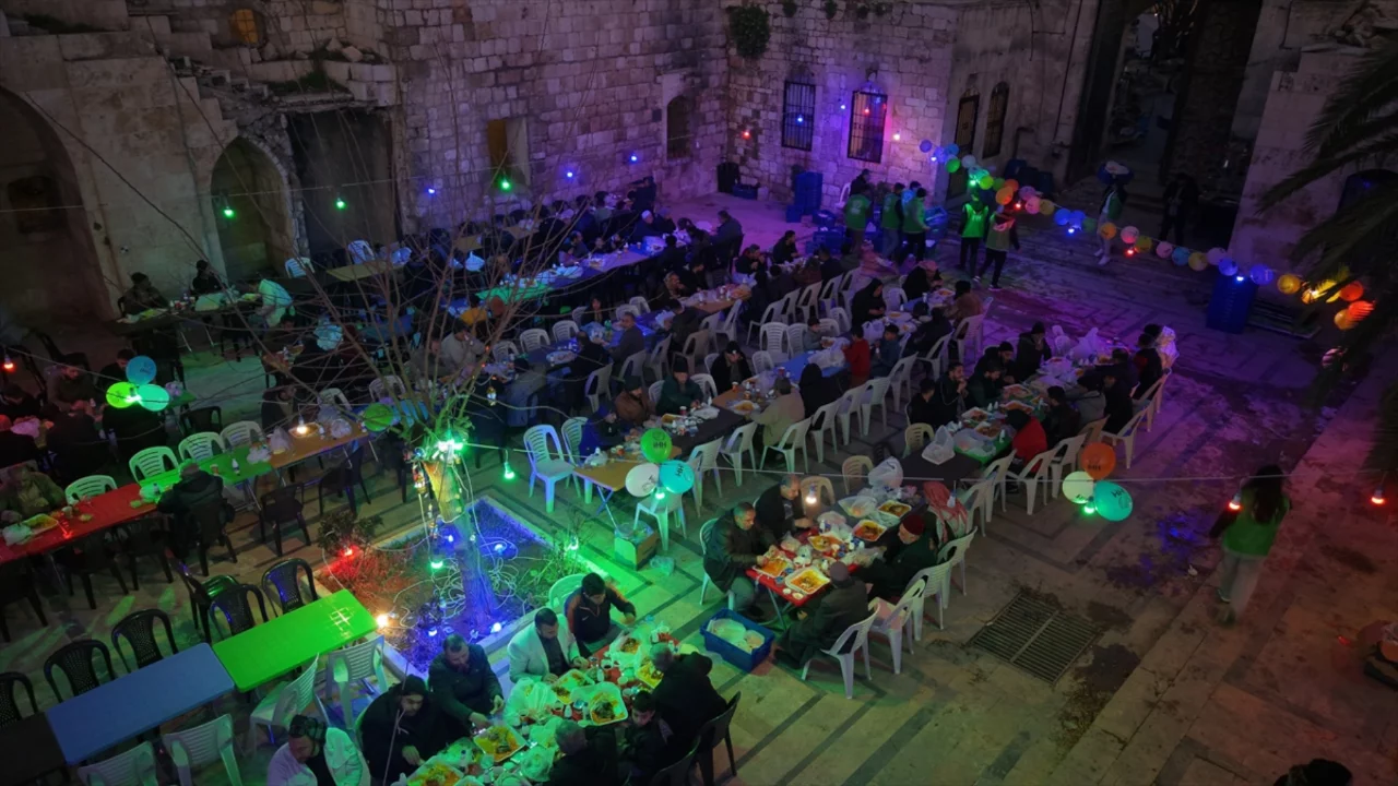 İHH, ramazanın ilk gününde Suriye'de 2 bin 700 kişiye iftar verdi 