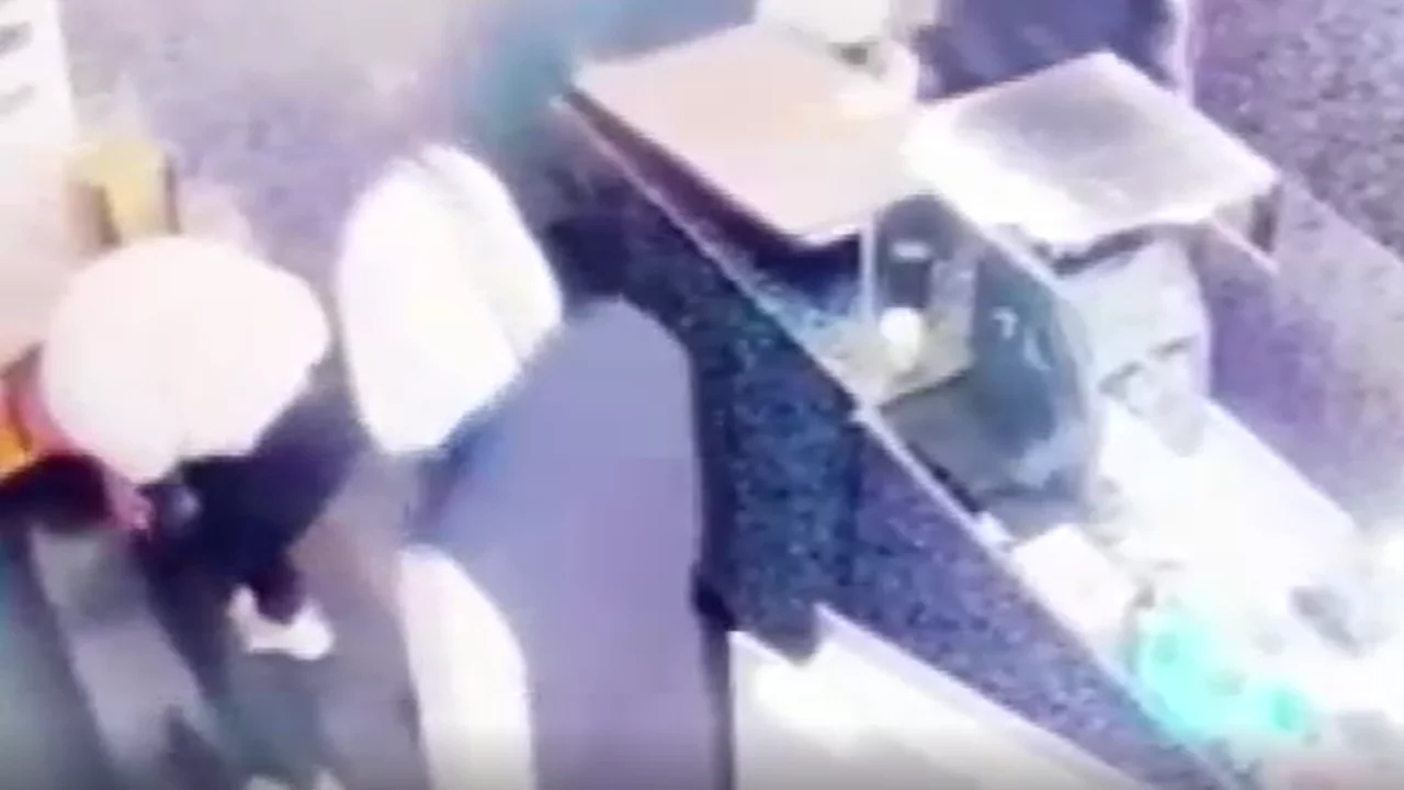 17 yaşındaki 3 gençten güpegündüz kuyumcu soygunu! 1 kilo altını çaldılar...