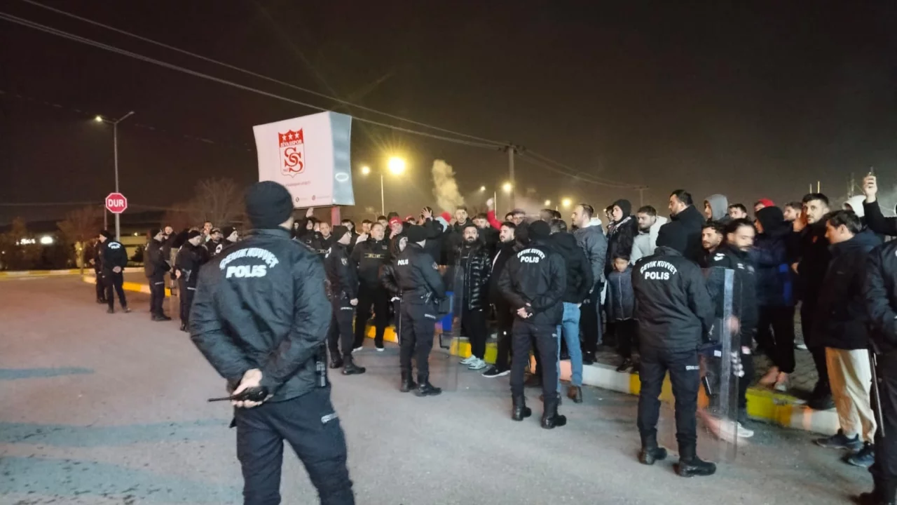 Sivasspor'a taraftarlardan tesislerde protesto