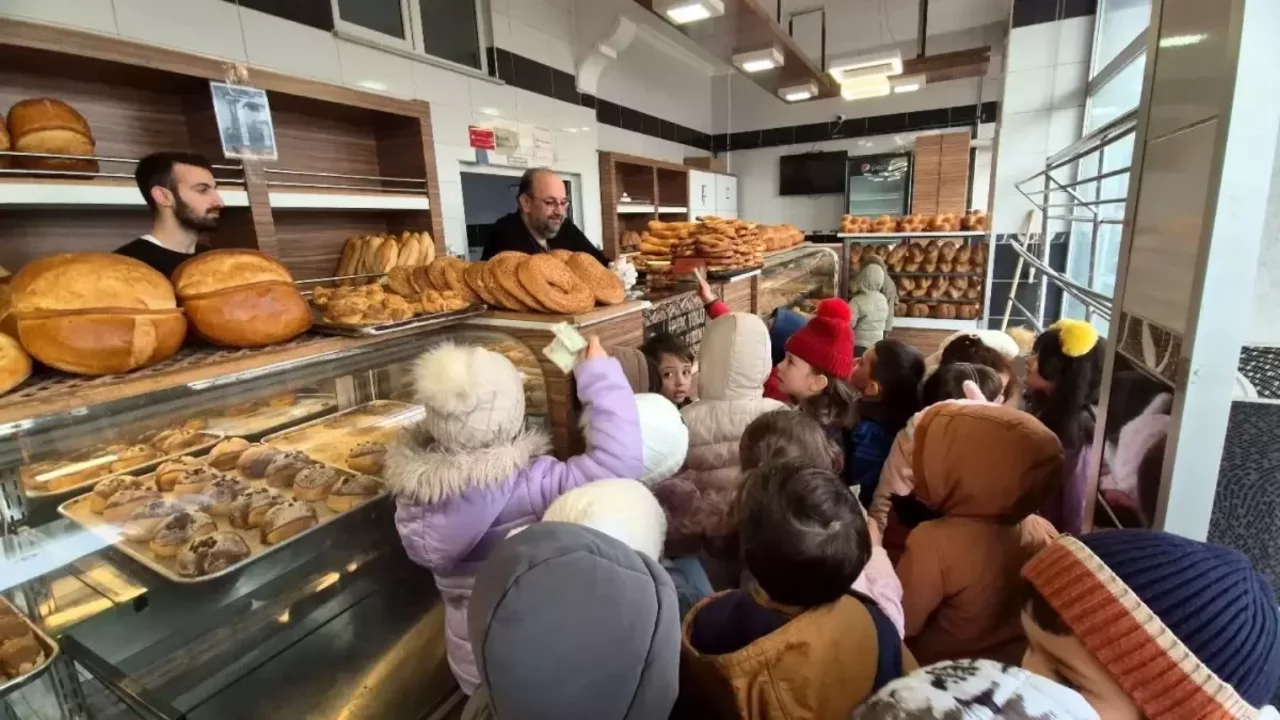 Kur'an kursu öğrencileri askıda ekmek uygulamasına destek verdi