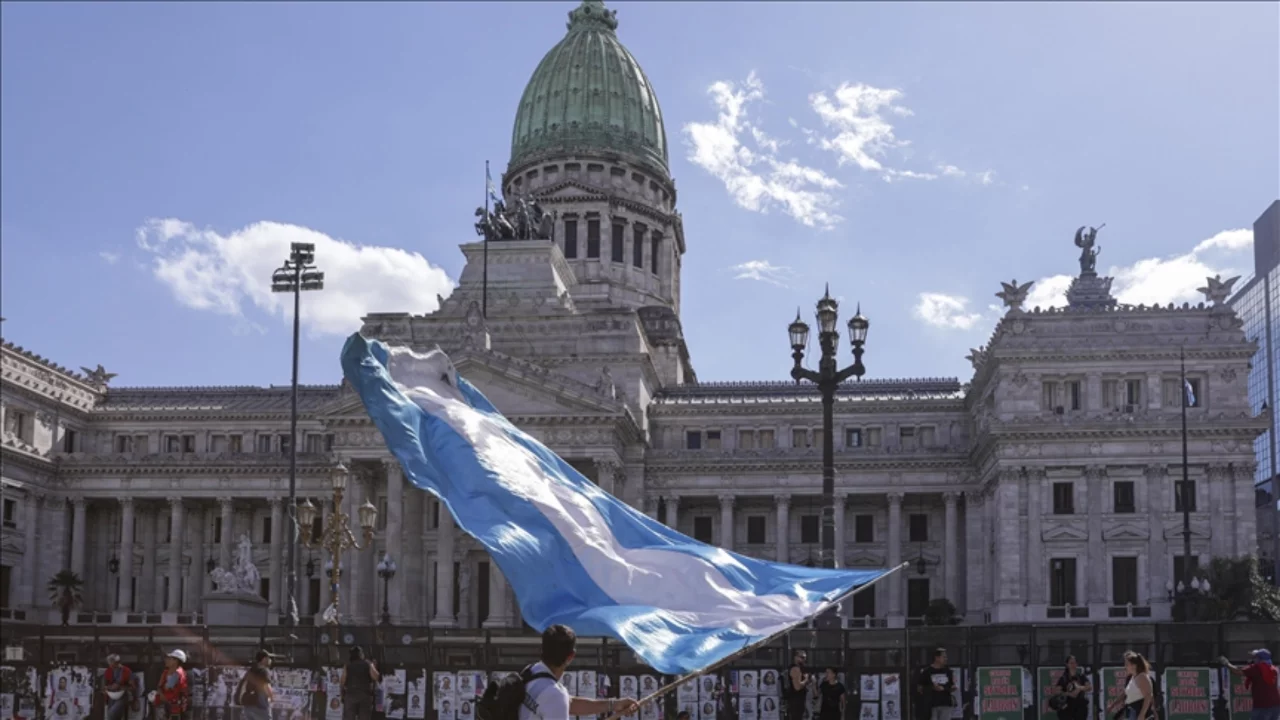 Arjantin'de binlerce kişi çalışma reformu yasa tasarısını protesto etti